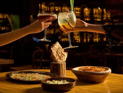 brindis con cocteles y platillos al centro en restaurante Chambao Polanco