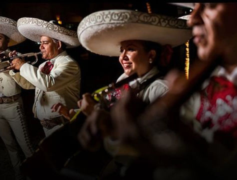 grupo de mariachis tocando canciones patrias