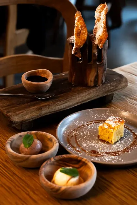 buñuelos mexicanos, pan de elote y helado de chocolate o vainilla a elección