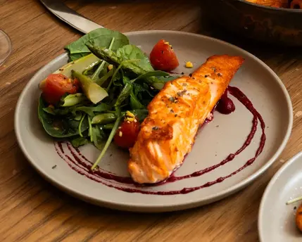 salmón Nórdico a la plancha con ensalada en Chambao Madrid